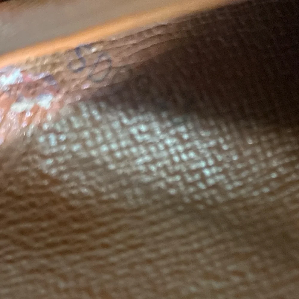 Louis Vuitton Gold and Brown Monogram Kiss lock COA included - Picture 7 of 12